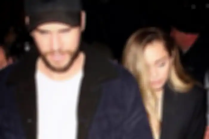 Miley Cyrus dan Liam Hemsworth resmi menikah.
