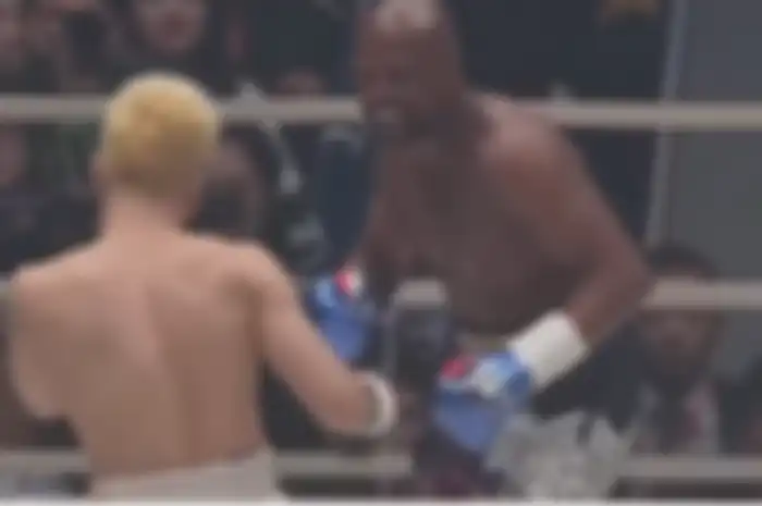 Tenshin Nasukawa menghadapi perlawanan Floyd Mayweather dalam duel bertajuk Rizin FF 14 pada Senin kemarin (31/12).