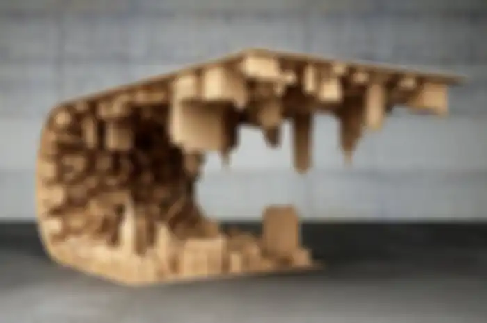Meja kopi dengan detail gedung di perkotaan yang terinspirasi dari film