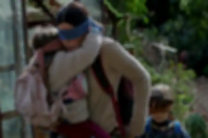 Adegan menutup mata dalam film Bird Box
