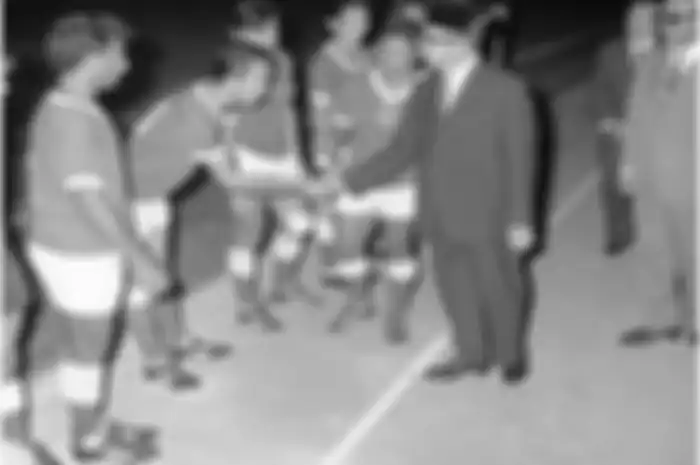 PM pertama Malaysia, Tunku Abdul Rahman ketika menyalami para pemain timnas Indonesia tahun 1969