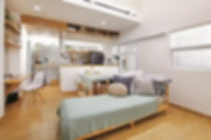 Pemilik rumah ini menggunakan furnitur terbuka sebagai penyimpanan dan elektronik multifungsi agar rumah mungilnya terlihat rapi.