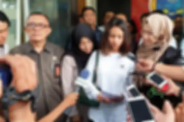 Vanessa memberikan keterangan pers usai pemeriksaan dirinya di Polda Jatim 
