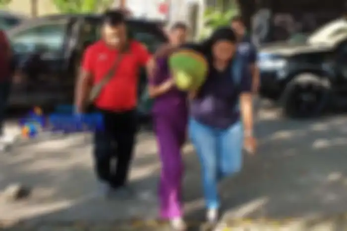 Polisi saat mengamankan pelaku prostitusi di Surabaya