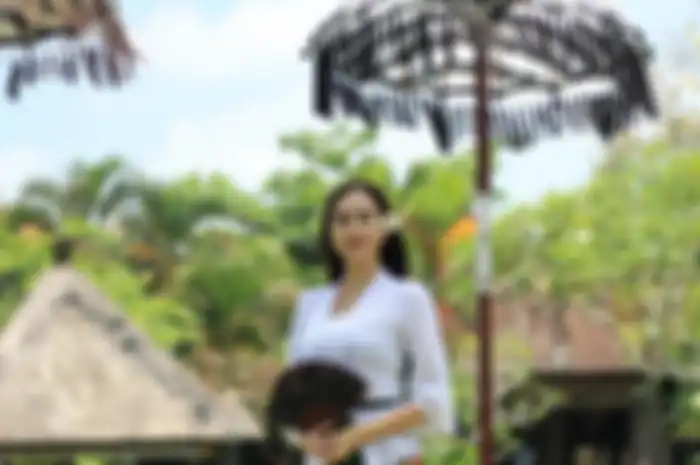 Aura Kasihh Pakai Kebaya Bali - Aura Kasih