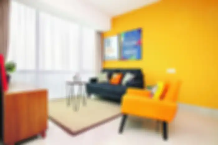Ilustrasi-Ruang keluarga tampak cheerful dengan aplikasi warna orange.