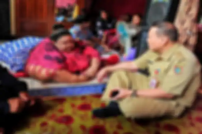 Dokter bersama tim memberikan informasi serta penjelasan kepada Titi Wati di kediamannya.