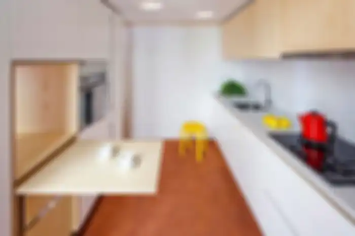 Manfaatkan cairan pembersih dapur untuk memastikan permukaan meja makan dan meja dapur bersih dari sisa makanan, lemak, dan kotoran lainnya. 