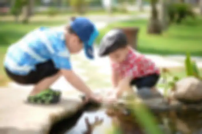 Anak bermain di luar ruangan 