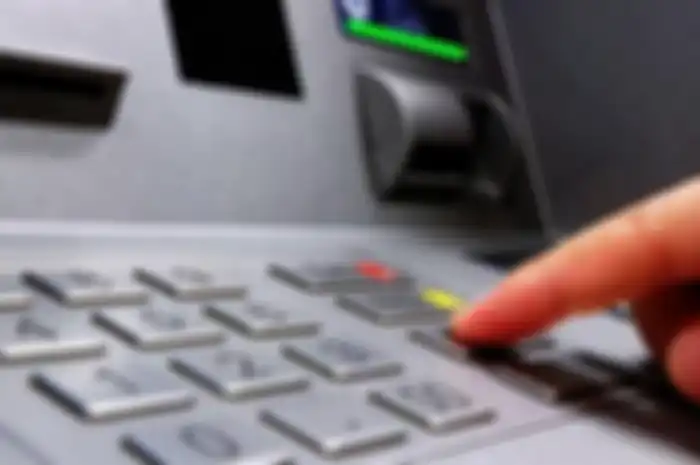 Ilustrasi - Dua WNA ditangkap polisi gegara bobol ATM hingga raup keuntungan Rp 17 miliar
