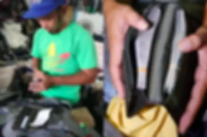 Beruntung! Pria Ini Temukan Uang Tunai Rp 68 Juta Saat Beli Baju Bekas 