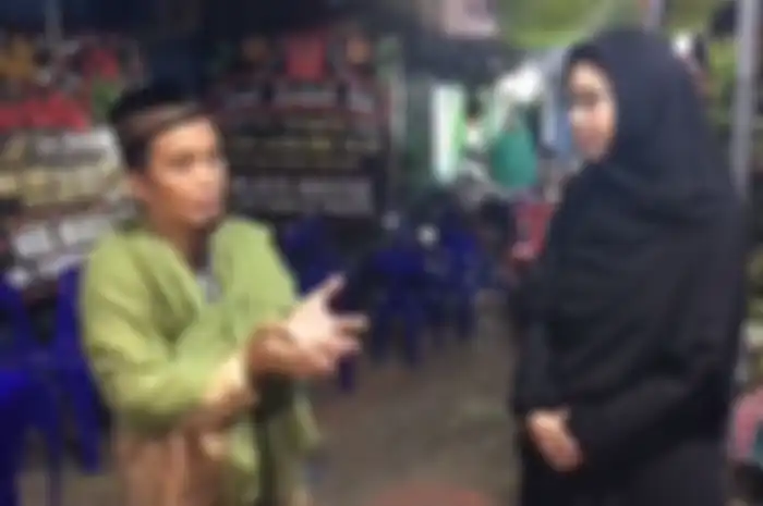 Oki Setiana Dewi saat melayat ke rumah duka istri Ustaz Maulana