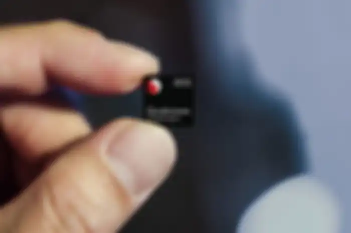 Snapdragon 855 pada perangkat reference mendapatkan total skor Antutu lebih kecil dibandingkan iPhone XS.