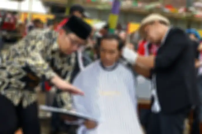 Presiden Joko Widodo (tengah) berbincang dengan Gubernur Jawa Barat Ridwan Kamil (kiri) saat mengiku