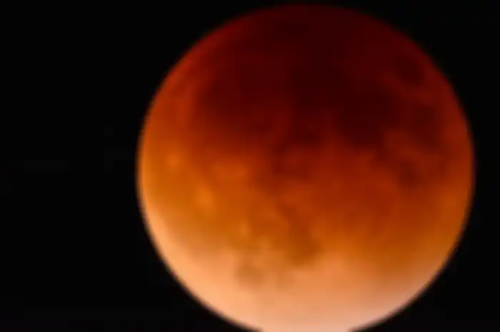 Beruntung, masyarakat Indonesia akan dapat menyaksikan fenomena supermoon yang muncul bersamaan dengan gerhana bulan ini.

