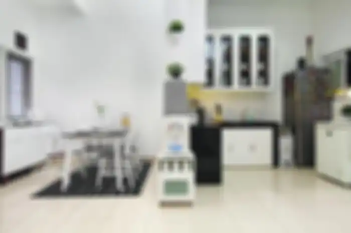 Ruang makan ini bersebelahan langsung dengan area dapur bersih. Cat warna putih dipilih agar ruangan terlihat bersih.