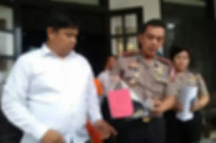 Kapolrestabes Kombes Irman Sugema tunjukkan bukti. Miris! Guru Les Privat Cabuli 34 Muridnya di Kota Bandung, Berikut Fakta-faktanya