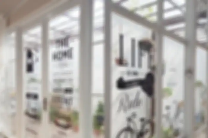 Jendela tampil stylish dengan window sticker.