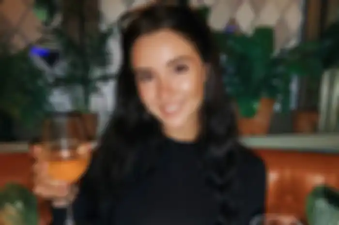 Blogger Cantik Ini Alami Kelumpuhan Setelah Mengelus Kucing Liar Saat Liburan