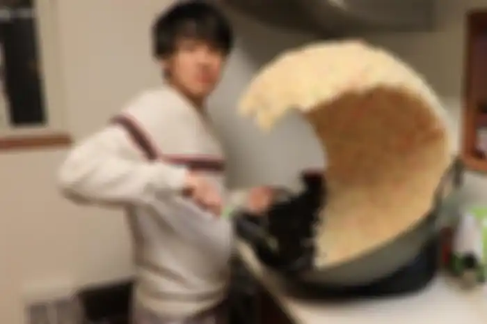 YouTuber Jepang Kanta yang tengah membuat prank ombak nasi goreng