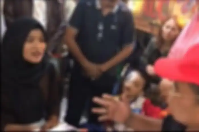 Seorang ibu dengan putranya yang diduga korban malapraktik datangi Hotman Paris.