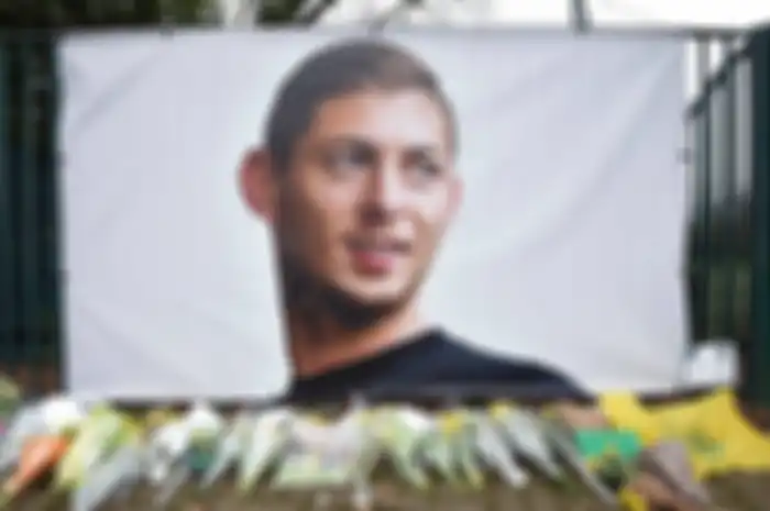 Bunga diletakkan di dekat foto raksasa Emiliano Sala di luar kamp pelatihan FC Nantes.