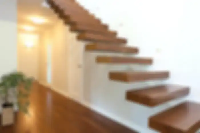 Untuk rumah dengan penghuni anak kecil dan orang lanjut usia, sebaiknya tangga dilengkapi dengan railing yang sesuai syarat.