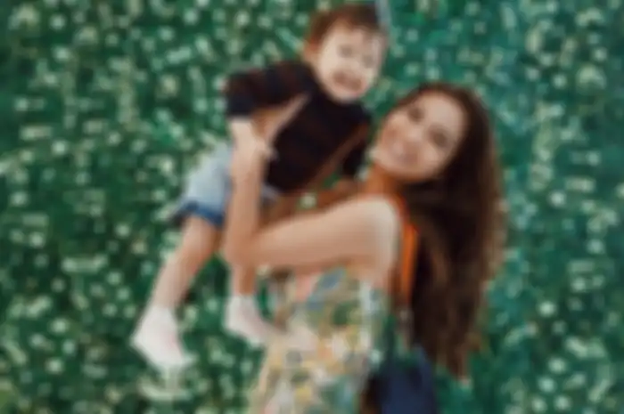 Pamer Perut  Rata, Begini Penamilan Hot Mom Acha Septriasa Pakai Crop top saat Gendong Anak