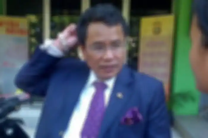 Hotman Paris beri cincin berlian untuk perempuan muda, bukan istrinya atau Meriam Bellina