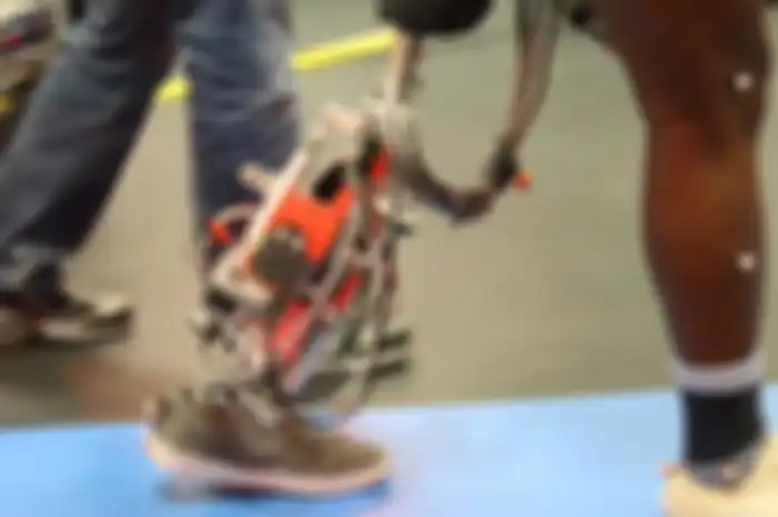 Pengguna kaki palsu robotik kini bisa berjalan dengan lebih cepat berkat bantuan sistem AI.