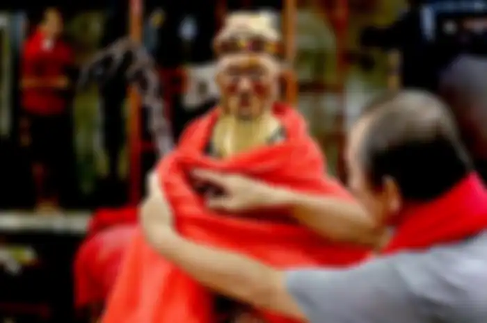 Pengurus mengeringkan Dewa Bumi usai dimandikan di Wihara Amurva Bhumi atau Hok Tek Tjeng Sin di kawasan Karet, Jakarta Selatan, Senin (28/1/2019). Ritual bersih-bersih wihara tersebut merupakan bagian dari persiapan menyambut tahun baru Imlek 2570 yang jatuh pada 5 Februari 2019).    Kompas/Totok W