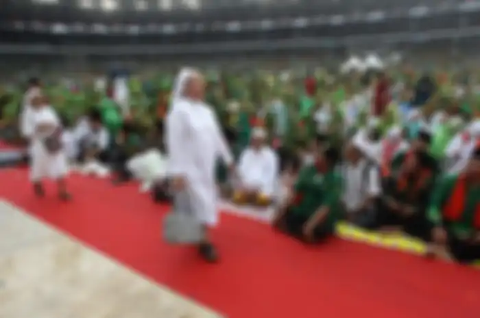 Biarawati Katolik yang diundang dalam acara Harlah ke-73 Muslimat NU, melintas di depan pesrta yang memadati Stadion Utama Gelora Bung Karno, Senayan, Jakarta, Minggu (27/1/2019). Acara tersebut mengangkat tema 'Khidmah Muslimat NU, Jaga Aswaja, Teguhkan Bangsa'. TRIBUNNEWS/HO/TRISNADI MARJAN