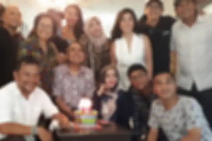Gugun Gondrong bersama rekan-rekan saat merayakan ulang tahunnya di kediamannya, Rabu (30/1/2019).  