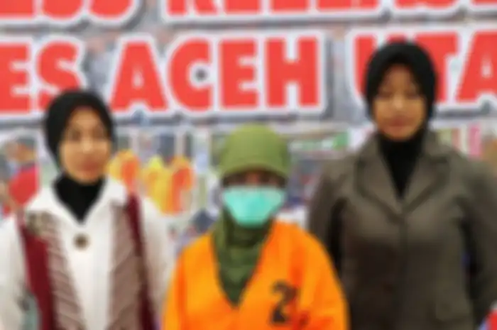 Polisi memperlihatkan tersangka seorang wanita muda, dalam kasus pencabulan di Mapolres Aceh Utara, Senin (29/1/2019)