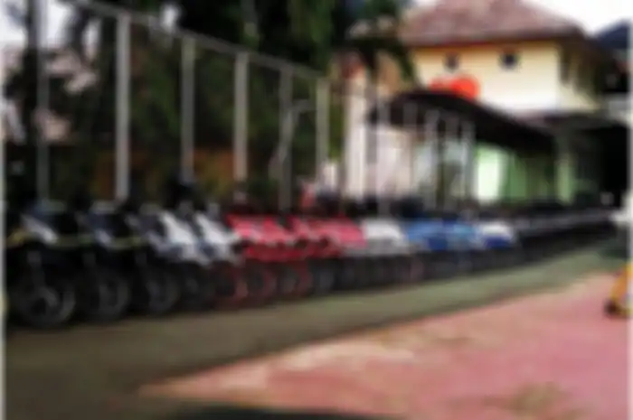 Unggahan foto motor yang berjejer rapi di parkiran sekolah  viral di Twitter pada Rabu (30/1/2019). 