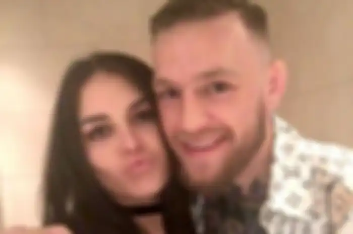 Bukti foto yang diberikan oleh Terry Murray terkait hubungannya dengan Conor McGregor.