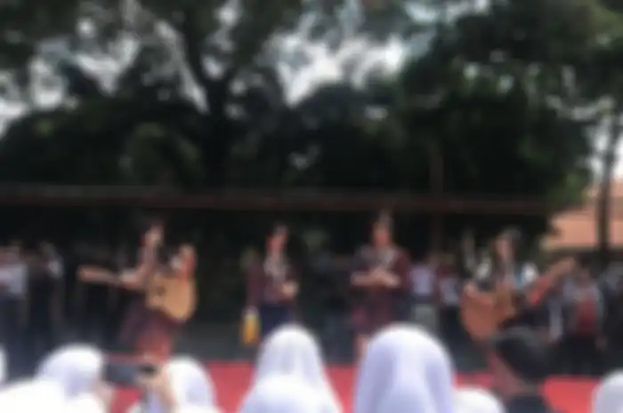 Tim akustik JKT 48 di SMAN 4 Tangsel