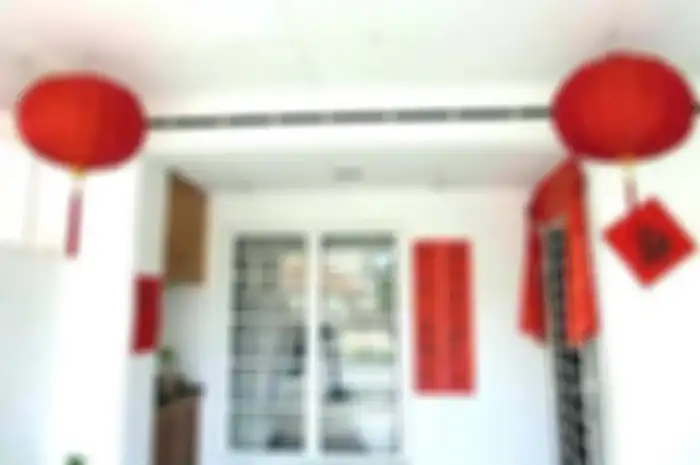 Saat imlek, dekorasi rumahnya pun akan bernuansa merah. 