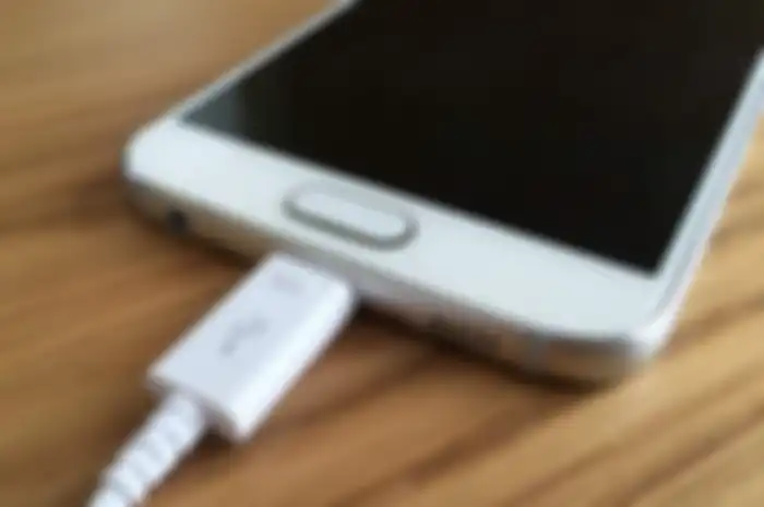 Pria di Thailand Tewas Tersengat Listrik Saat Gunakan Headset pada Ponsel yang Sedang Dicharger