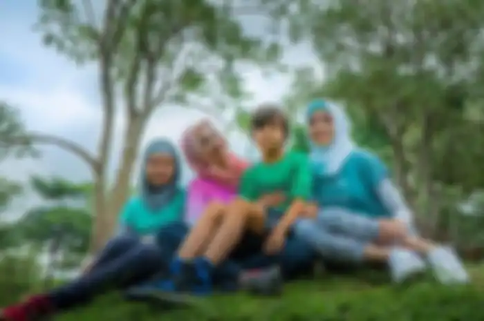 Ayu Azhari bersama ketiga anaknya.
