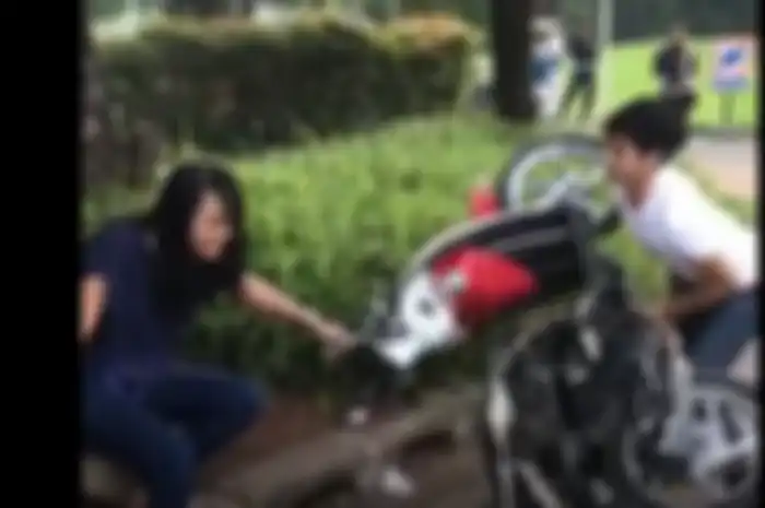 Pelanggar yang merusak sepeda motor miliknya karena ditilang Satlantas Polres Tangerang pada Kamis Pagi (7/2).