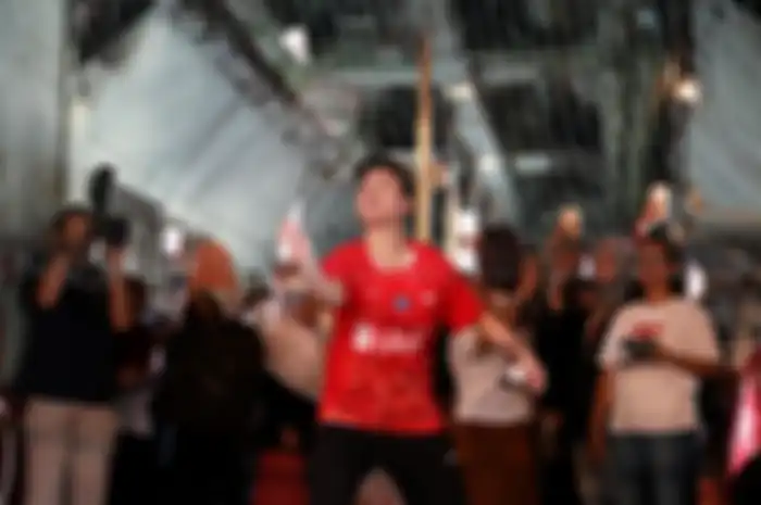 Di pesawat Hercules, Butet dan Debby gantian bertanding