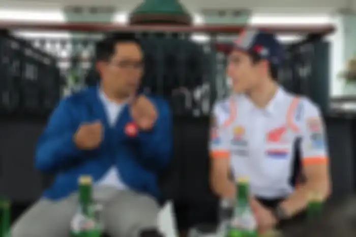 Gubernur Jawa Barat Ridwan Kamil saat berfoto bersama pebalap Moto Gp Marc Marquez di Menara Gedung Sate, Jalan Diponegoro, Sabtu (9/2/2019).(Dokumentasi Humas Pemprov Jabar)  