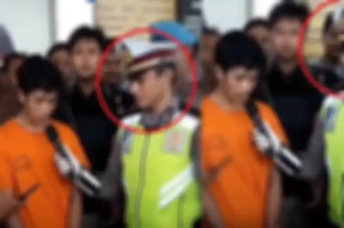 Viral Video Permintaan Maaf Adi Saputra Si Perusak Motor, Sosok Polisi Ganteng di Sampingnya Curi Perhatian