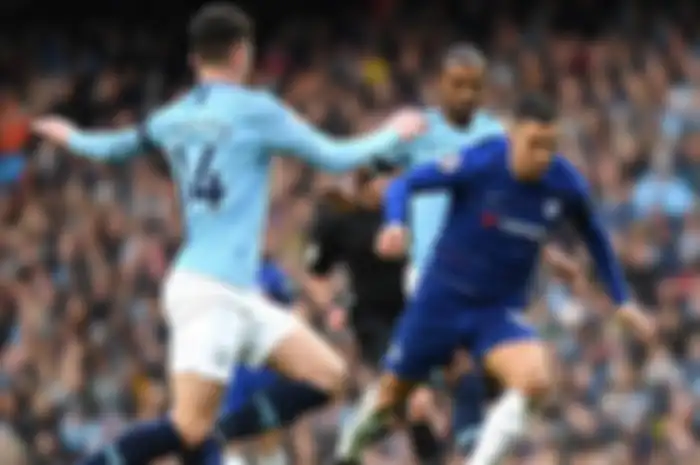 Eden Hazard ketika berusahan melewati hadangan dari para pemain Manchester City.