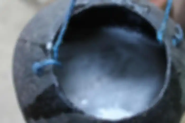 Tuak segar yang baru disadap dari pohonnya langsung. Proses ini ditampung dalam sebuah Beruk atau batuk kelapa. Proses pembuatan arak tradisional ini dapat dijumpai di Desa Tri Eka Bhuana, Kecamatan Sidemen, Kabupaten Karangasem, Bali.