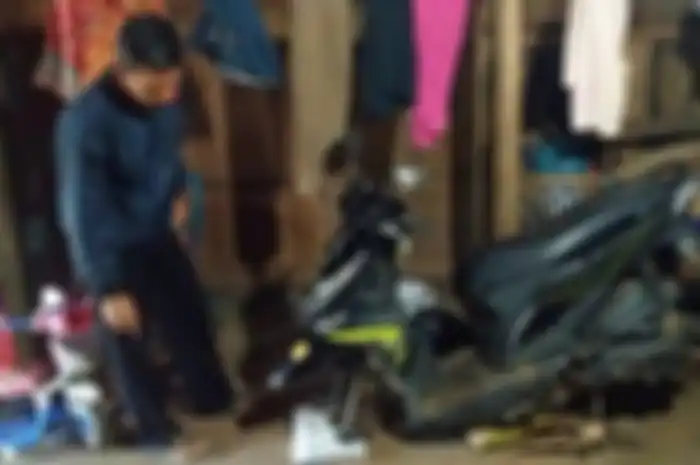 Roda motor milik Anton Sigit Pamungkas warga Asemlegi, Desa Pondoksari, Kecamatan Nguntoronadi, Wonogiri, hilang, di tepi Waduk Gajah Mungkur, Minggu (10/2/2019). 