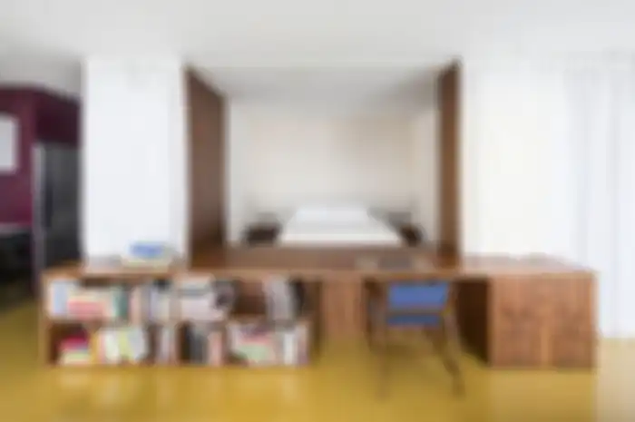 Apartemen dengan sekat menggunakan tirai dan furnitur custom