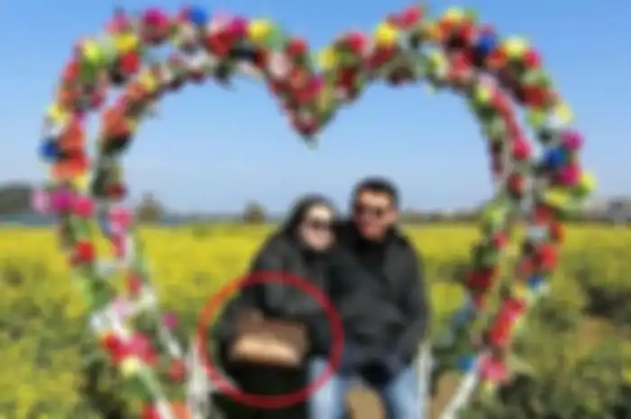 Puput Nastiti Devi pakai tas super mahal saat foto mesra bareng Ahok di kebun bunga.
