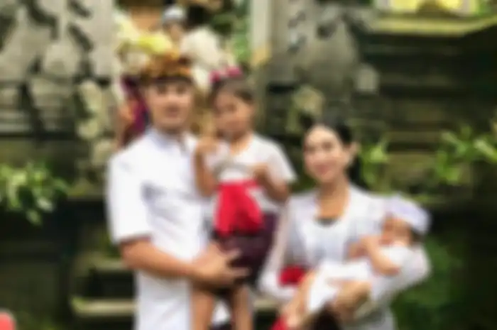 Artis Indonesia yang merayakan Nyepi : Happy Salma